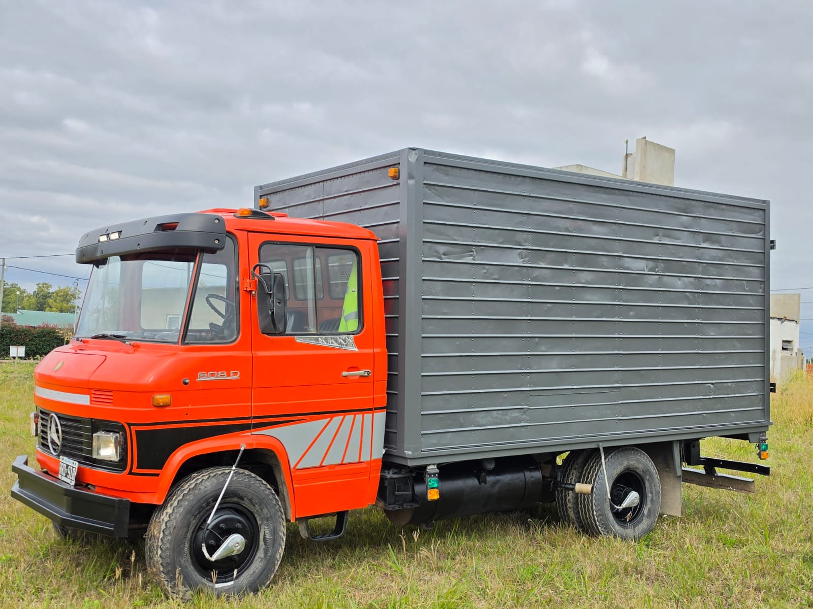 Mercedes-Benz 608 Caja Cerrada