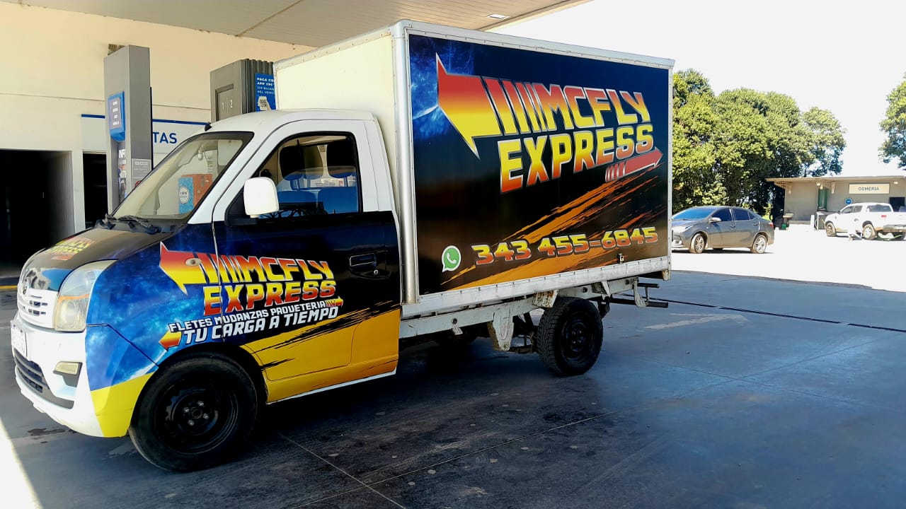 Camioneta de reparto con caja cerrada